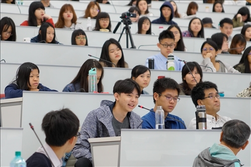 Dr. Daniel Drache Delivers the 10th Lecture of Tamkang Clement  and Carrie Chair Lecture Series
