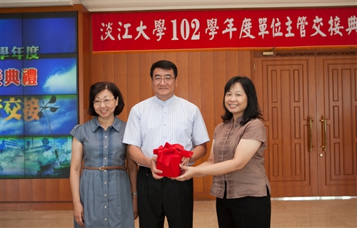 TKU Holds 2013 Handover Ceremony for Department Heads