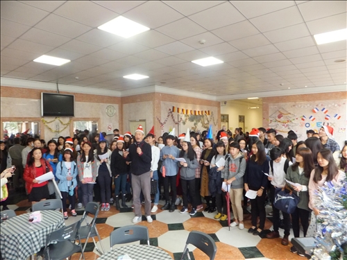 The College of Foreign Languages and Literatures Celebrates Christmas Early