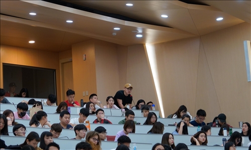Dr. Avery Goldstein Delivers the 11th Lecture in the Tamkang Clement and  Carrie Chair Lecture Series