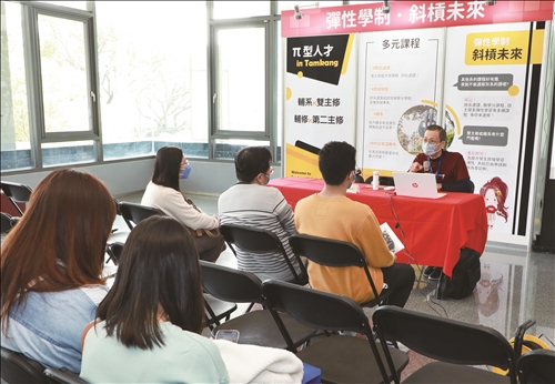 “Chasing the Light” Introduce Tamkang University to High School Students