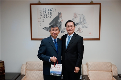 Renowned Scholar, Dr. Hoang Pham, Delivers Guest Lecture at Tamkang