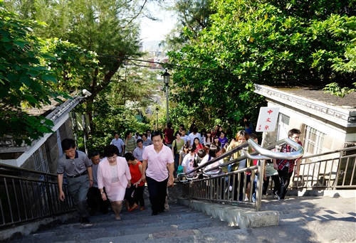 New Students Enter Campus Old School