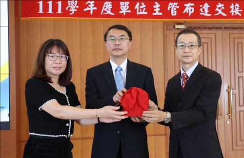 In the Ceremony of Awarding the 13th Principal