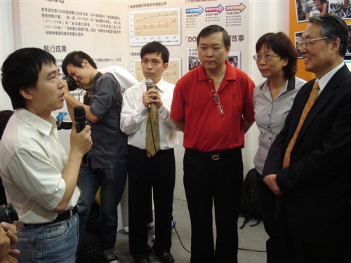 盲生資源中心與中華電信共同發表「視障電話客服整體解決方案」，並舉行「Eye社會創新客服中心」揭牌。