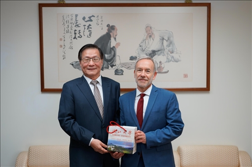 Dr. Avery Goldstein Delivers the 11th Lecture in the Tamkang Clement and  Carrie Chair Lecture Series