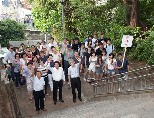 新淡江人登克難坡，100學年度新生開學典禮暨入學講習於淡水校園舉行。