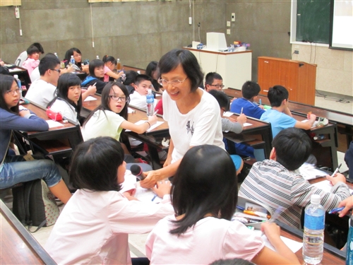 理學院辦理科學營，專題之一：「從籃球豪小子看生活邏輯」。