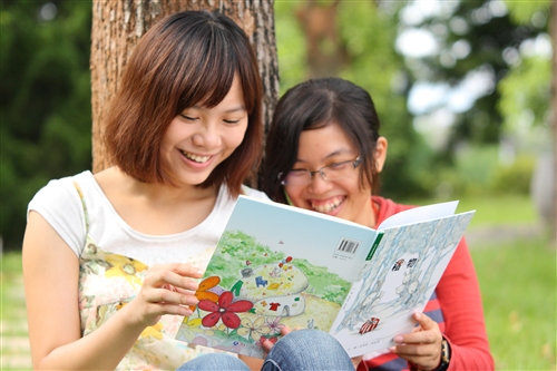建築系黃柏瑜、謝慈慧同學作品榮獲全國學生圖畫書創作獎大專組第1名。