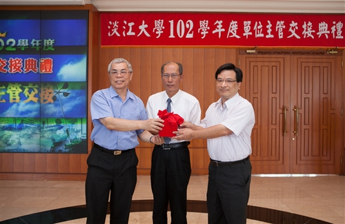 TKU Holds 2013 Handover Ceremony for Department Heads