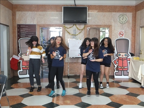The College of Foreign Languages and Literatures Celebrates Christmas Early