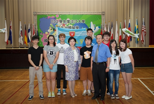 本校舉辦「102學年度學生出國留學暨國際青年大使交流計畫團」授旗典禮。