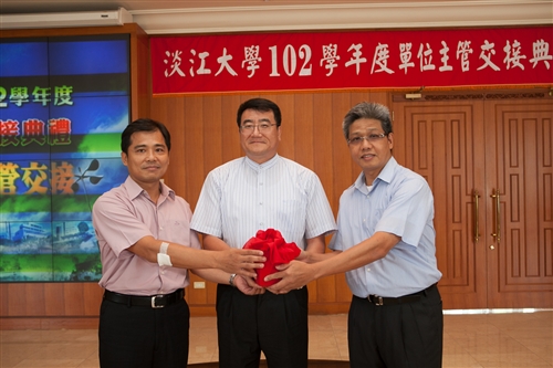 TKU Holds 2013 Handover Ceremony for Department Heads
