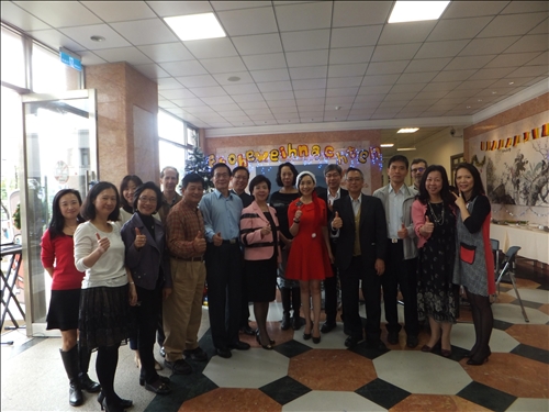 The College of Foreign Languages and Literatures Celebrates Christmas Early