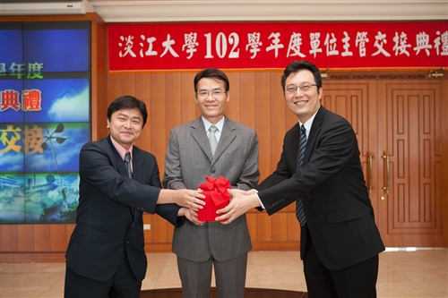 TKU Holds 2013 Handover Ceremony for Department Heads