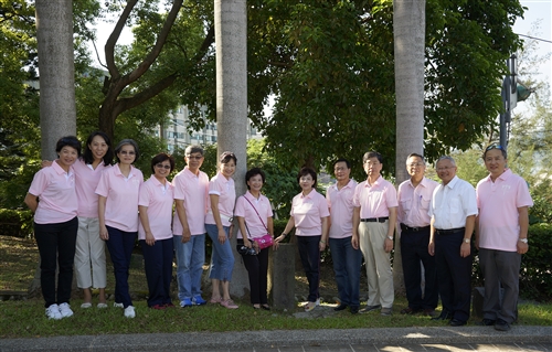 新生開學典禮暨入學講習，師長引領新生登克難坡。