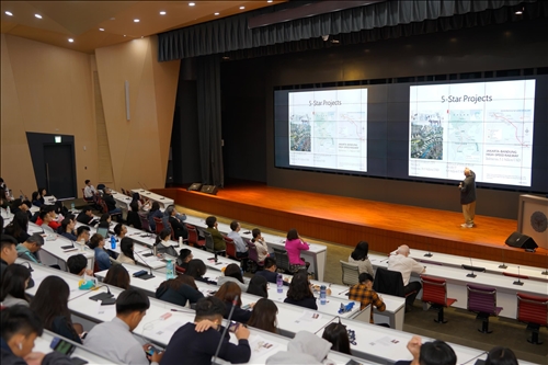 Dr. Daniel Drache Delivers the 10th Lecture of Tamkang Clement  and Carrie Chair Lecture Series