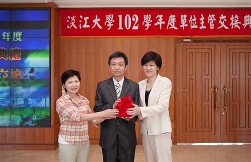 TKU Holds 2013 Handover Ceremony for Department Heads