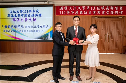 In the Ceremony of Awarding the 13th Principal